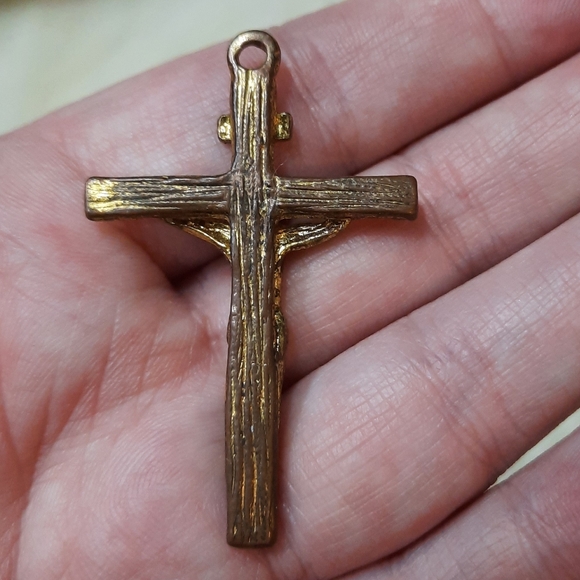 ~{Vintage}~ Gold tone crucifix charm. - Picture 4 of 4